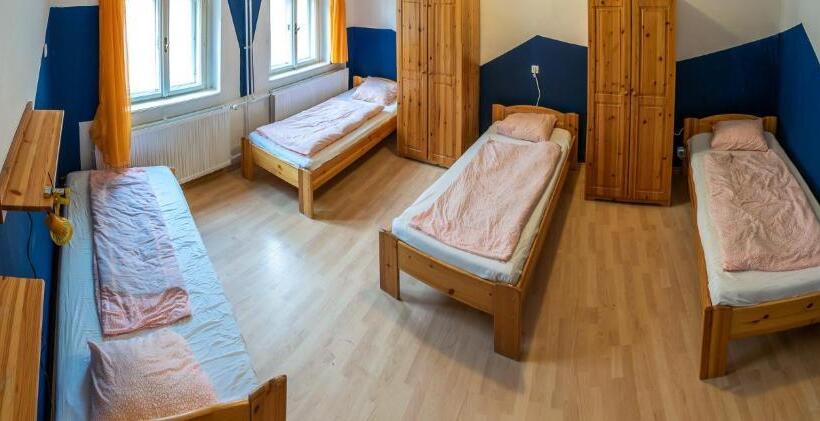 Четырехместный номер эконом класса с общей ванной комнатой, Lima Hostel Győr