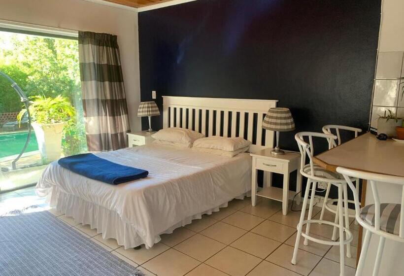 اتاق استاندارد با چشم‌انداز استخر, The Little Hideaway Guesthouse