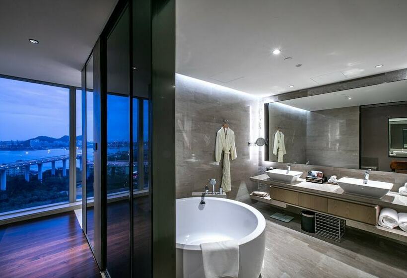 商务房间, Hualuxe Xiamen Haicang Habour View   An Ihg