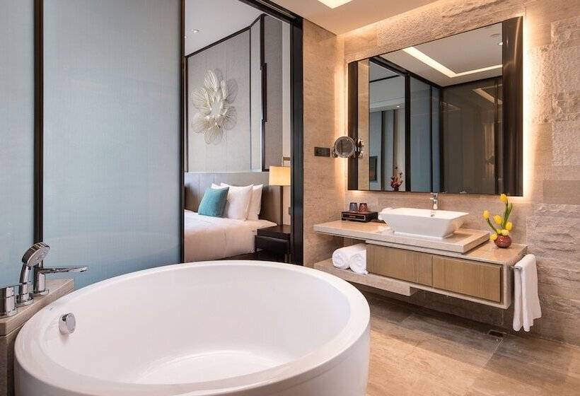 带景观的带双人床的标准间, Hualuxe Xiamen Haicang Habour View   An Ihg