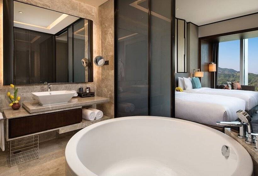 带景观的带双人床的标准间, Hualuxe Xiamen Haicang Habour View   An Ihg