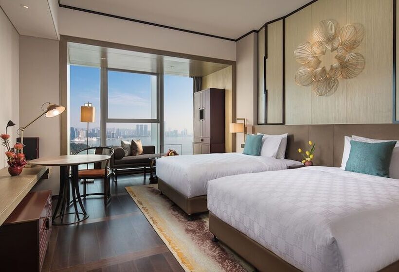 带景观的带双人床的标准间, Hualuxe Xiamen Haicang Habour View   An Ihg