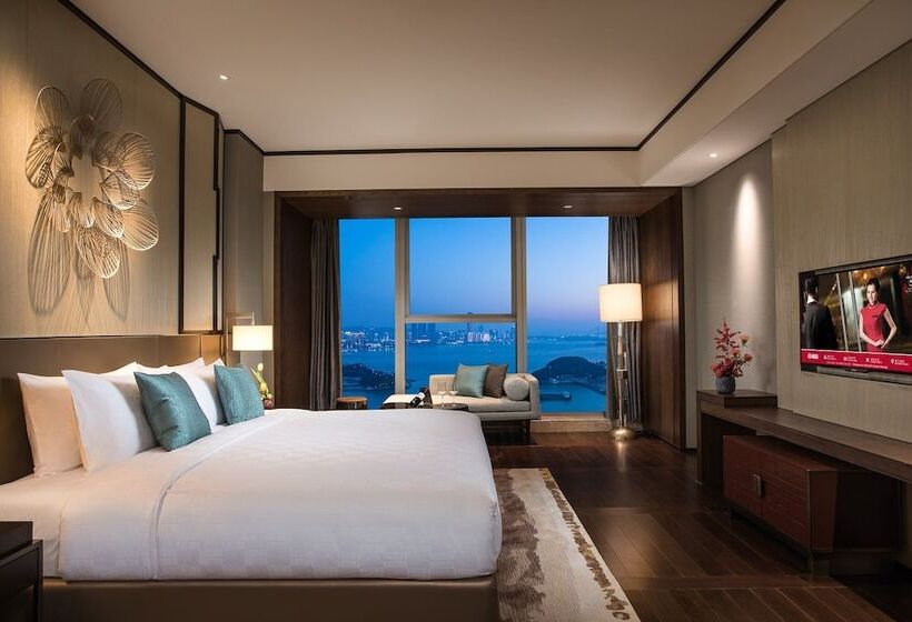 带景观的带双人床的标准间, Hualuxe Xiamen Haicang Habour View   An Ihg