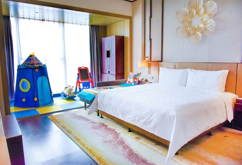 带景观的带双人床的标准间, Hualuxe Xiamen Haicang Habour View   An Ihg