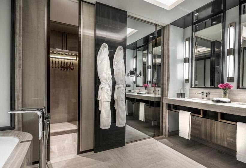 Номер Стандарт Вид на Сад, Four Seasons Hotel Kuala Lumpur