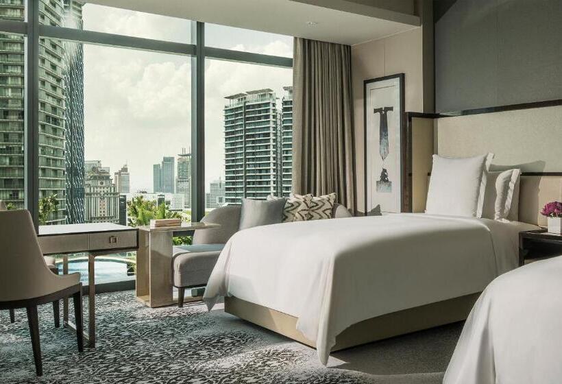 Номер Премиум, Four Seasons Hotel Kuala Lumpur