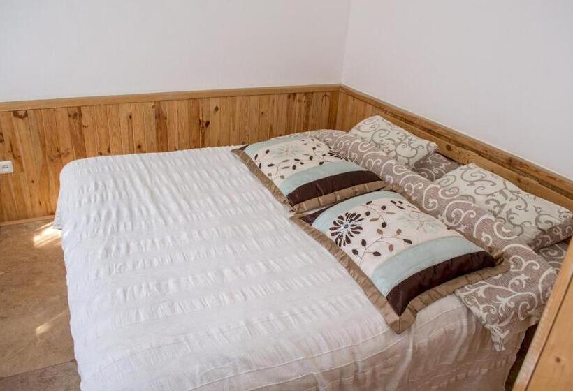سوییت خانوادگی, Baron Munchausen Guest House