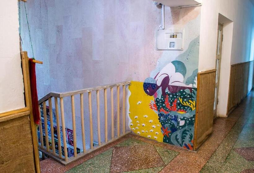 تختخواب در اتاق مشترک, Baron Munchausen Guest House