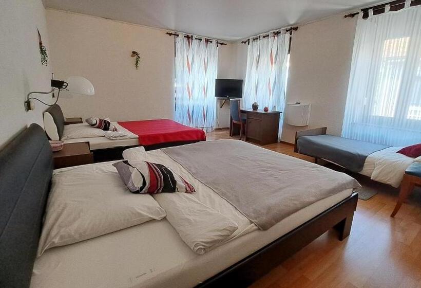 Трехместный Номер Классика, Hôtel La Fontaine