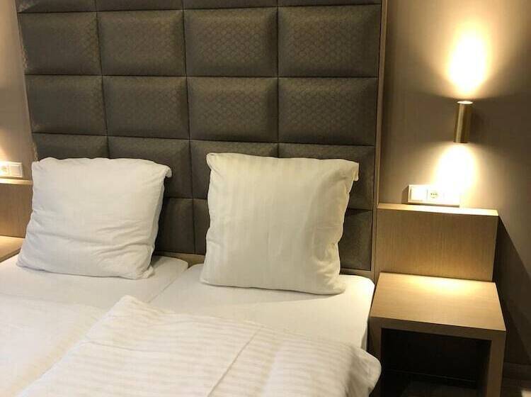 اتاق لوکس با بالکن, Athen Kelsterbach Frankfurt Airport