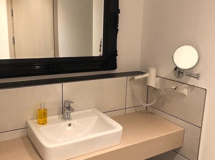 اتاق لوکس با بالکن, Athen Kelsterbach Frankfurt Airport