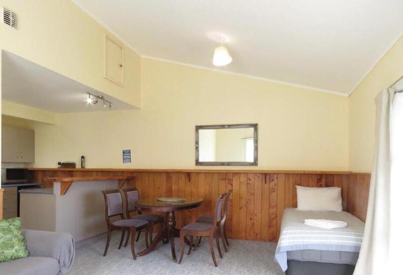 家庭间, Mystery Creek Motel