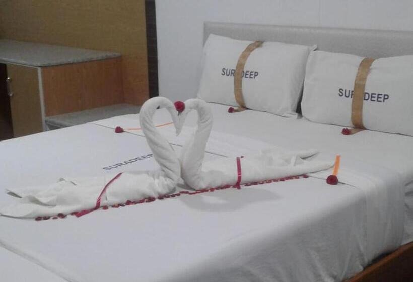 디럭스 룸, Suradeep Residency