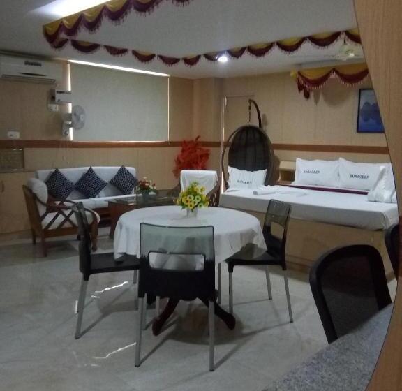 스위트 킹사이즈 침대, Suradeep Residency