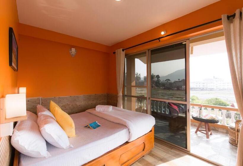 Quarto Deluxe com Sacada, Zostel Pokhara