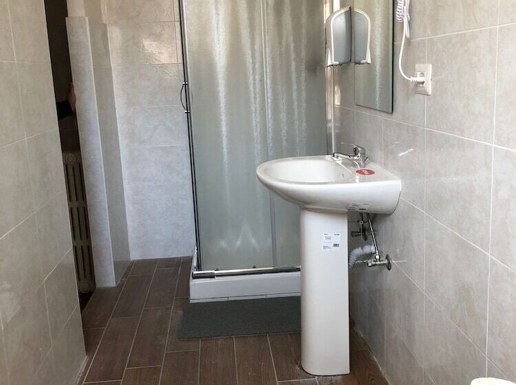 اتاق استاندارد با سرویس بهداشتی مشترک, Albergo Corvetto Corso Lodi