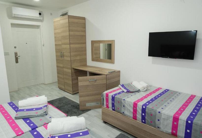 اتاق استاندارد سه نفره, Atina Lux Hostel