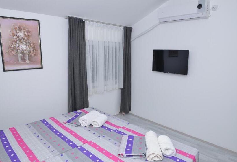 اتاق استاندارد سه نفره, Atina Lux Hostel