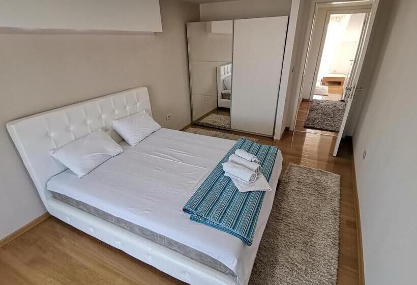 استودیو خانوادگی, Atina Lux Hostel