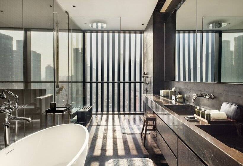 استودیو استاندارد با تراس, The Middle House