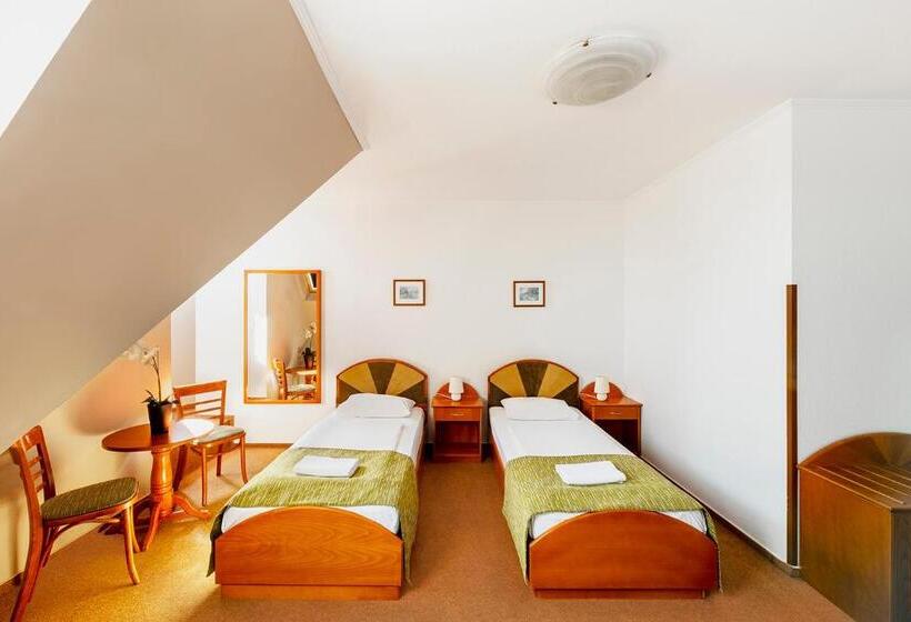 Номер Стандарт Трехместный, Baross City Hotel   Budapest