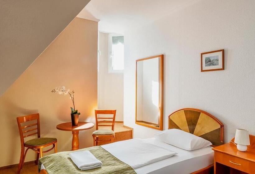 Номер Стандарт Трехместный, Baross City Hotel   Budapest