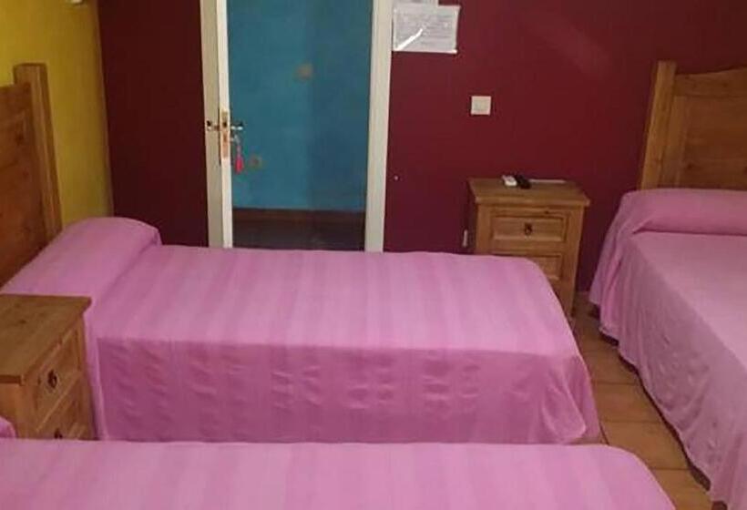 Номер Стандарт Трехместный, Hostal Velarde