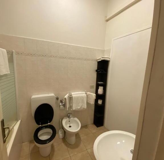 اتاق استاندارد سه نفره, Cavour Guest House