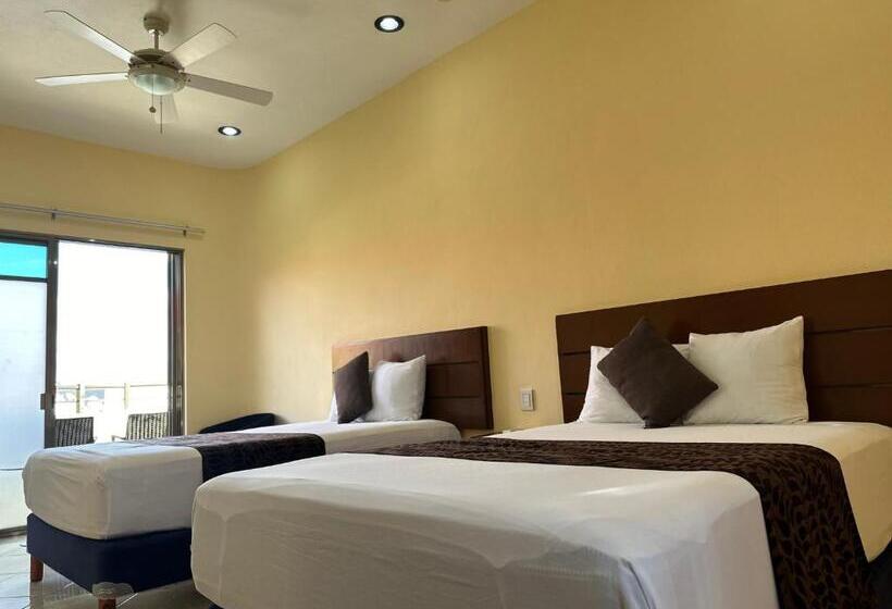 Номер Стандарт с Балконом, Selina Playa Del Carmen   Hostel