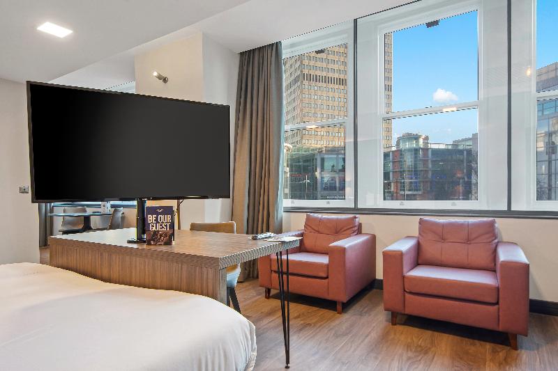 Студия Стандарт, Roomzzz Manchester Victoria