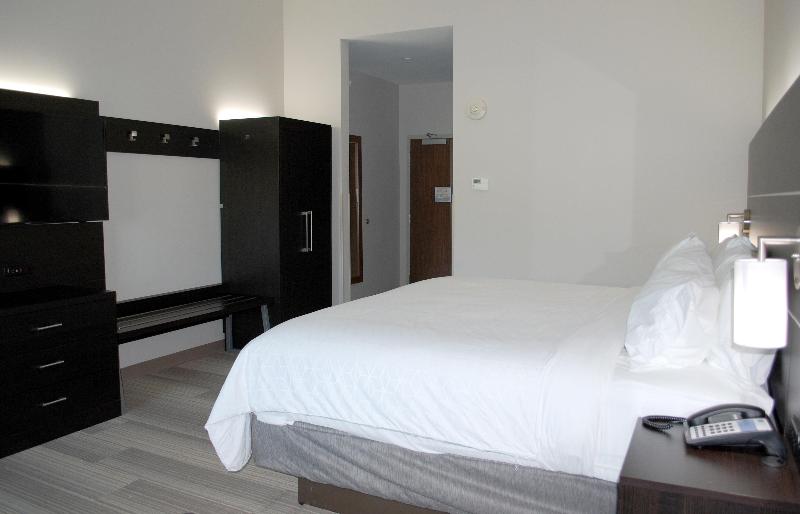 מיטת קינג בסוויטה, Holiday Inn Express & Suites White Hall, An Ihg