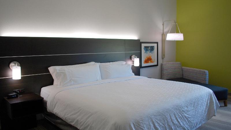 스위트 킹사이즈 침대, Holiday Inn Express & Suites White Hall, An Ihg