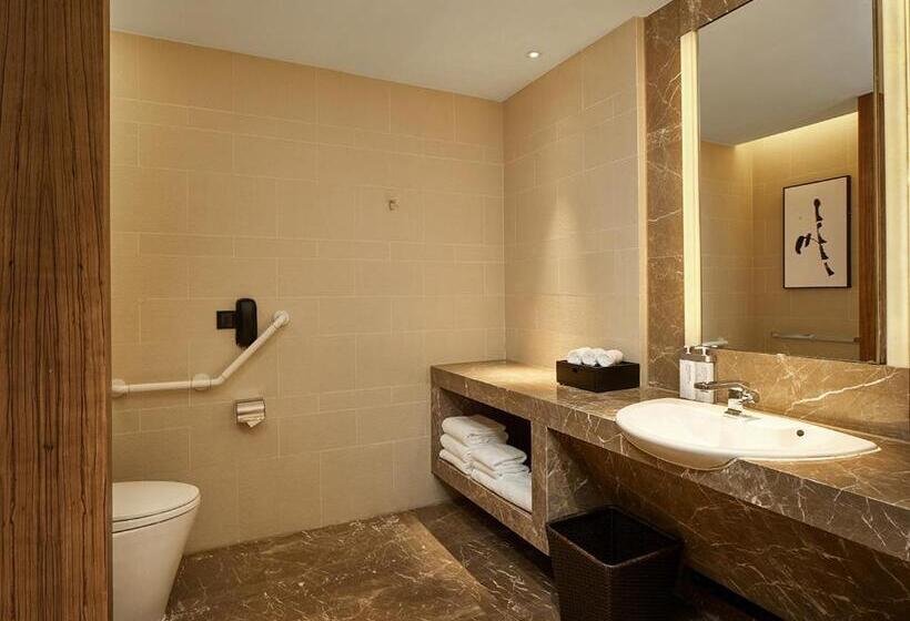 适合残疾人士使用的带超级大床的标准间, Hualuxe Ningbo Harbor City, An Ihg