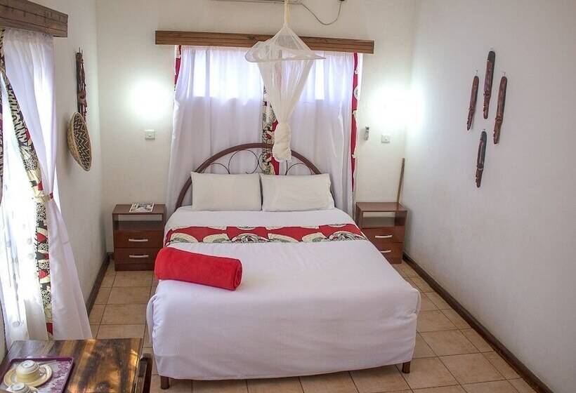 اتاق استاندارد با چشم‌انداز استخر, Chanters Lodge