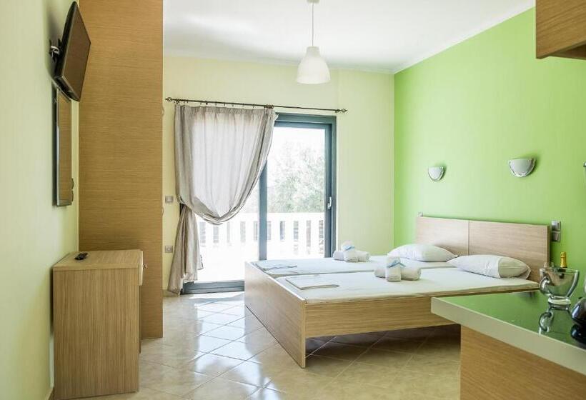 إستديو قياسى مطل على حمام السباحة, Golden Sun Villas
