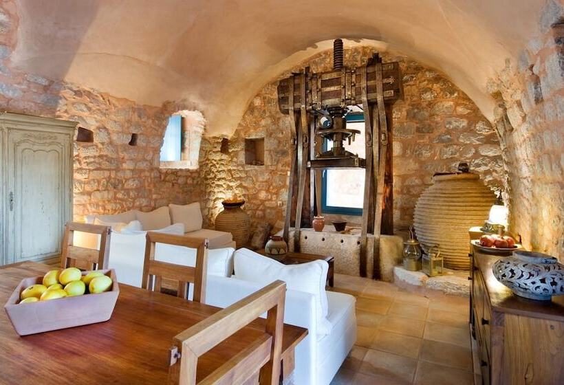 Студия Классика, Arapakis Historic Castle