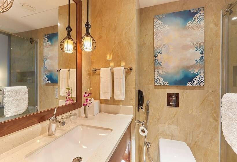 غرفة بريميوم مطلة على حمام السباحة, Millennium Resort Salalah
