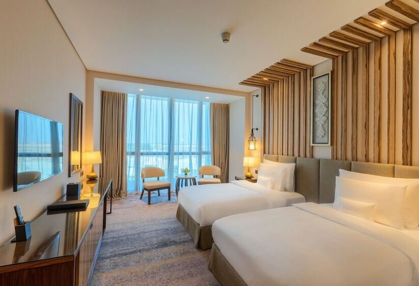 غرفة بريميوم مطلة على حمام السباحة, Millennium Resort Salalah