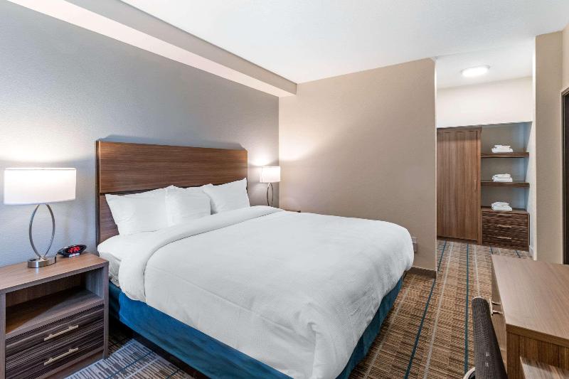 מיטת קינג בסוויטה, Mainstay Suites Denver International Airport