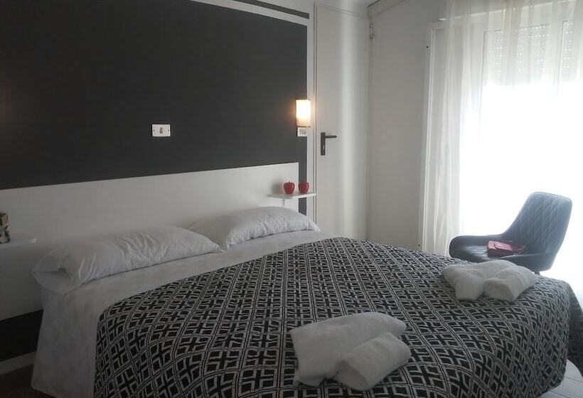 Четырехместный Номер Стандарт с Балконом, Wuhostel