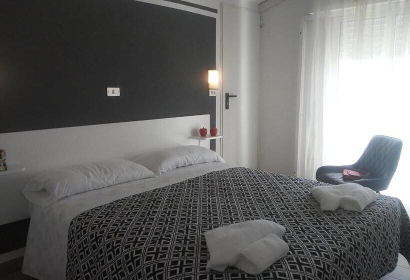 Четырехместный Номер Стандарт с Балконом, Wuhostel