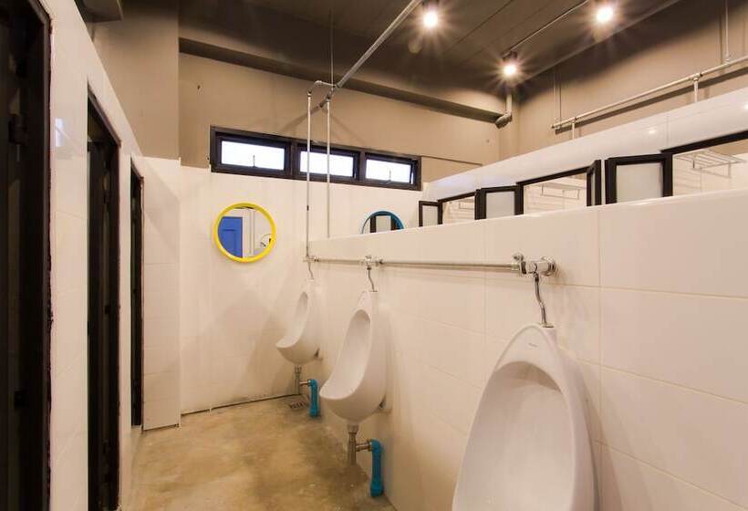 اتاق خانوادگی با سرویس بهداشتی مشترک, Bloo Hostel