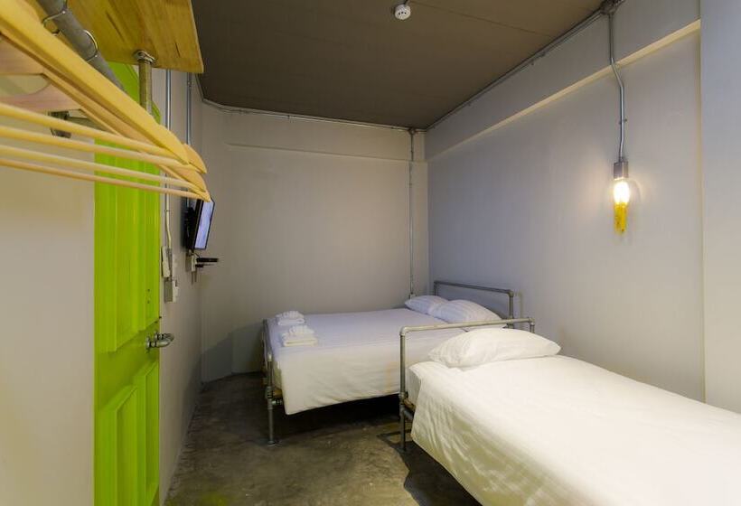 اتاق استاندارد سه نفره, Bloo Hostel
