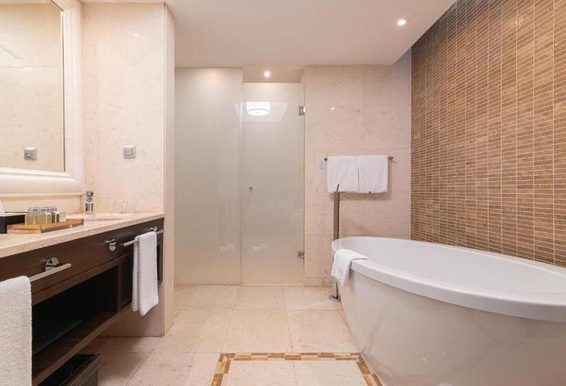 سوییت جونیور با چشم‌انداز دریاچه, Rixos Borovoe