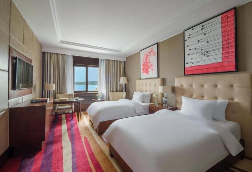 اتاق لوکس با چشم‌انداز دریاچه, Rixos Borovoe