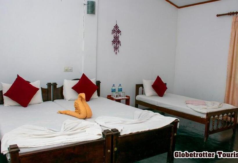 Номер Стандарт Трехместный, Globetrotter Tourist Inn