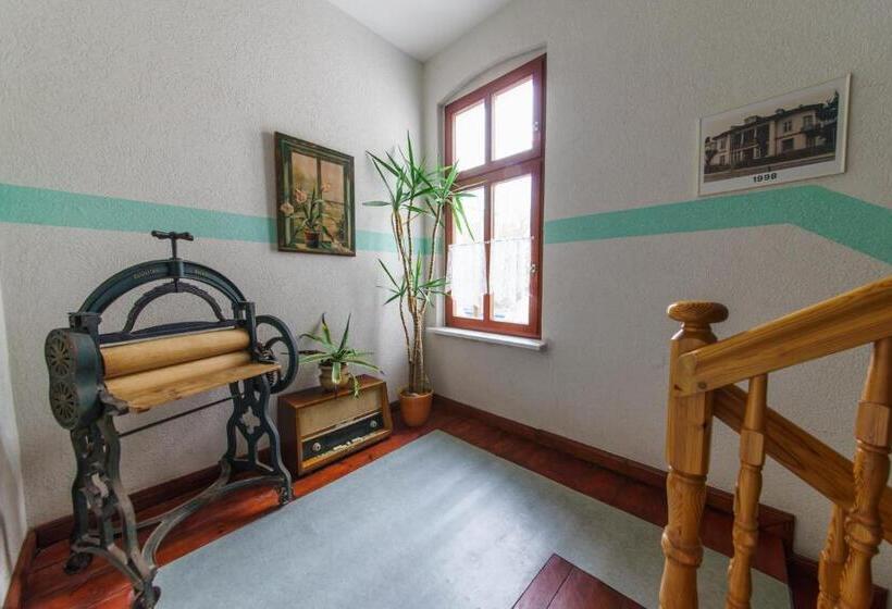 اتاق راحتی, Haus Alexander