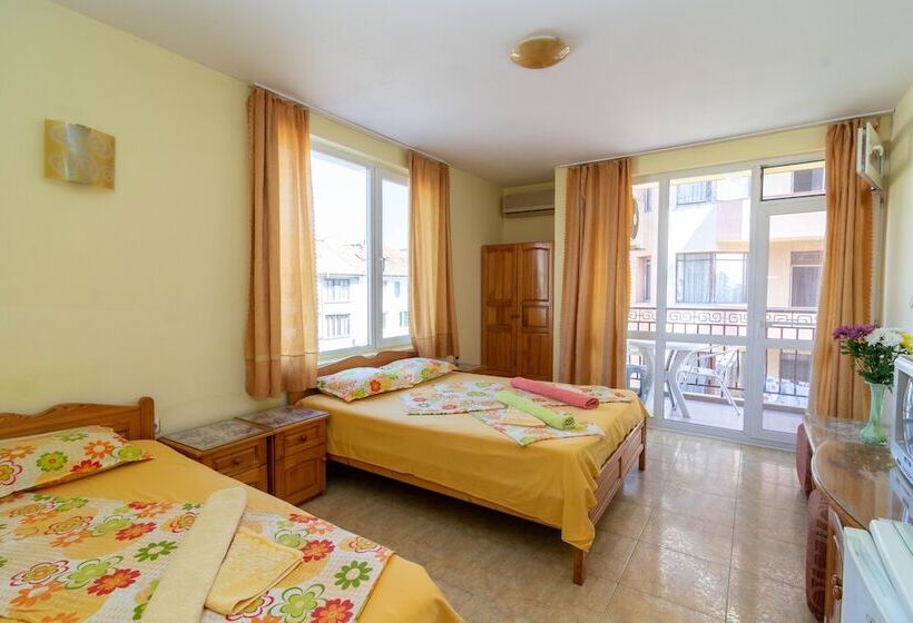 Трехместный Номер Стандарт с Балконом, Fener Guest House