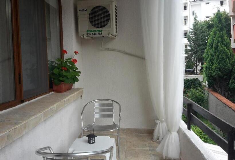 غرفة قياسية مزوَّدة بشُرفة, Guest House Kera
