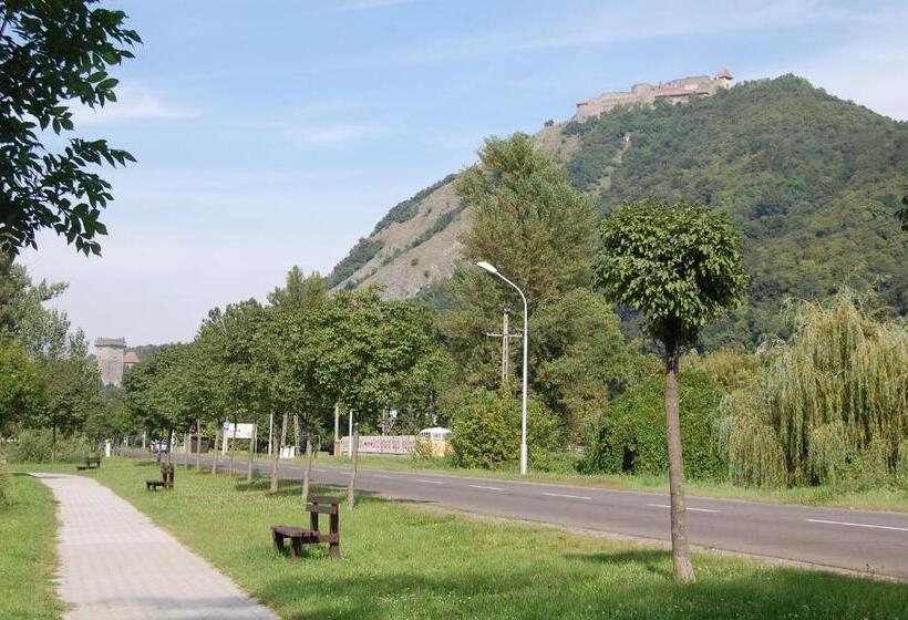 سوئیت پنت هاوس, Zách Klára Utcai Apartman